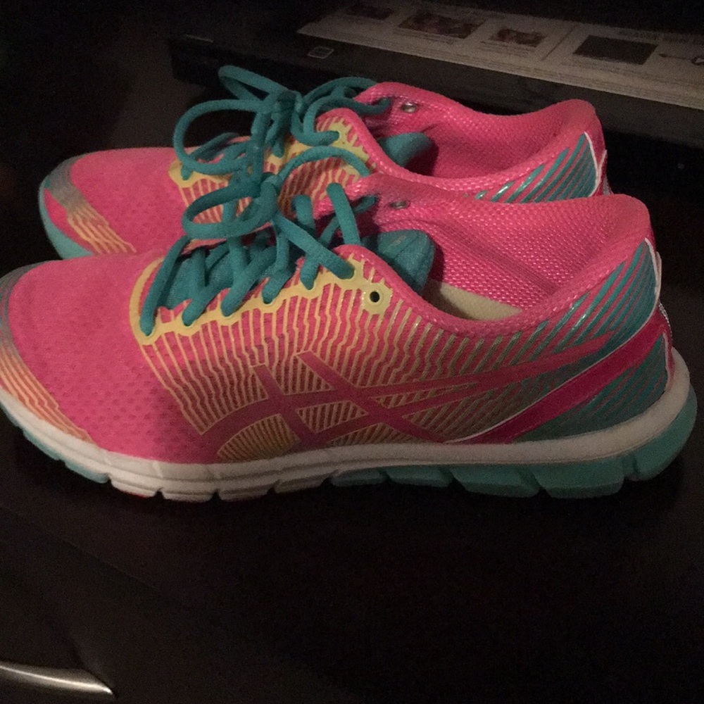 Tennis shoes